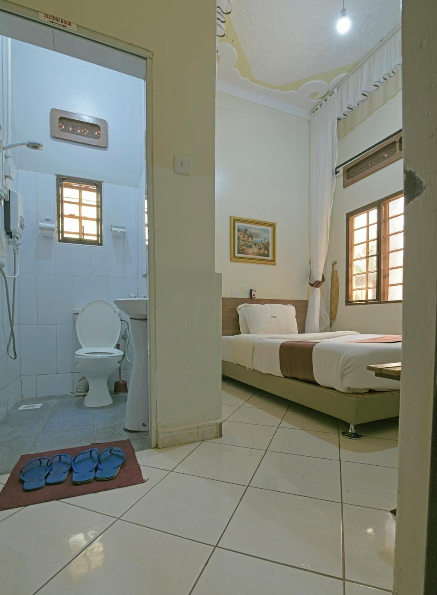 Hoima Buffalo Hotel & Business Hub Ltd Екстериор снимка