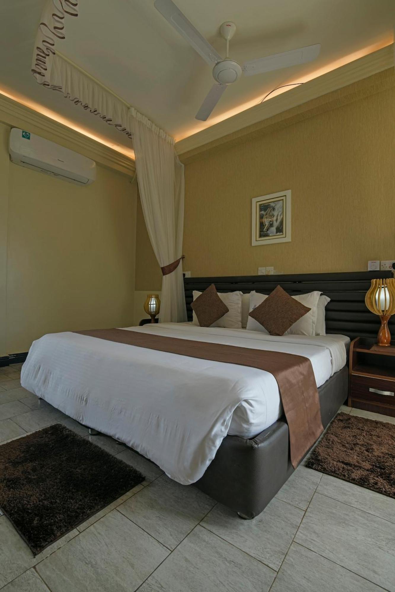 Hoima Buffalo Hotel & Business Hub Ltd Екстериор снимка